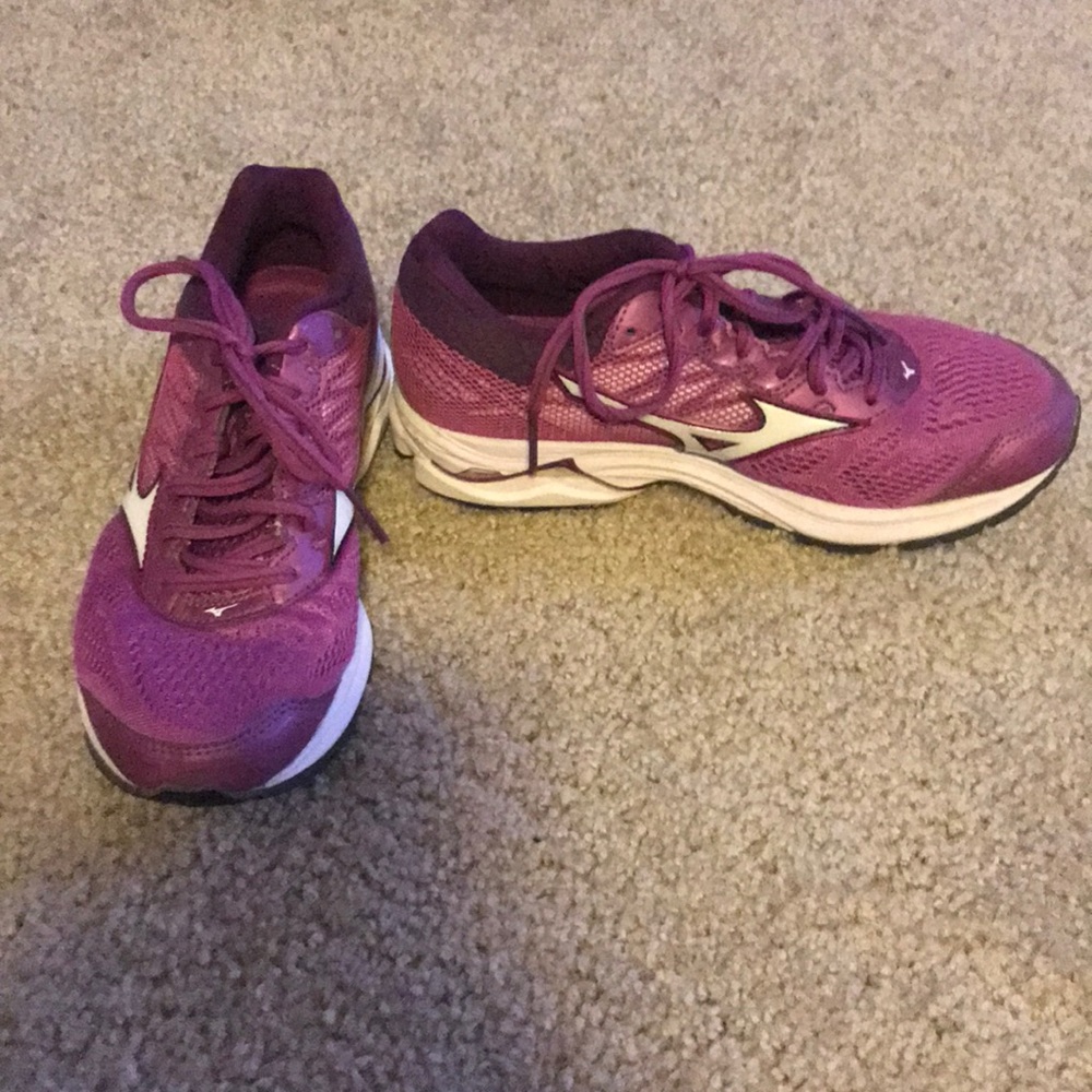 Mizuno Wave Rider, 7, worn once